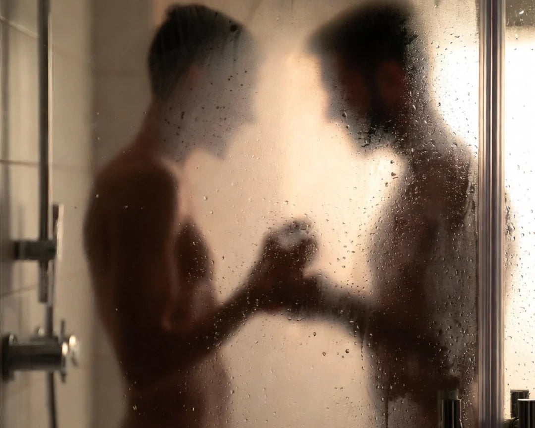 Bajo la lluvia: El arte de convertir tu ducha en un oasis de pasión y conexión