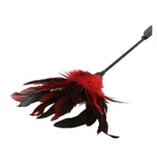fusta doble - fusta con pluma - fusta de cuerina - plumas rojas - masoquismo - bdsm - golpe suave -  inicio de sumision - principiante bdsm - SportSheets - dominame - sexshop dominame 