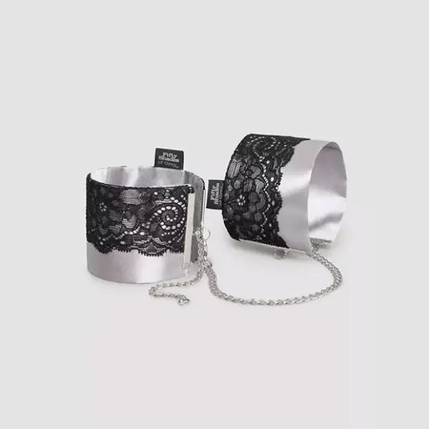 Muñequeras de saten y encaje - 50 sombras de grey - bdsm - bondage - juguetes eroticos - juguetes sexuales - amarras bdsm - juguetes de restriccion - sexshop chile - envios a todo chile