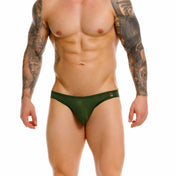 bikini verde - verde oscuro - prenda de malla - trasero descubierto - malla en gluteos - efecto transparente - modelo sexy - lenceria erotica - lenceria masculina - prenda sin elastico - prenda sin pretina - corte bajo - brief sexy - slip - calzoncillo - jor - dominame - sexshop dominame 