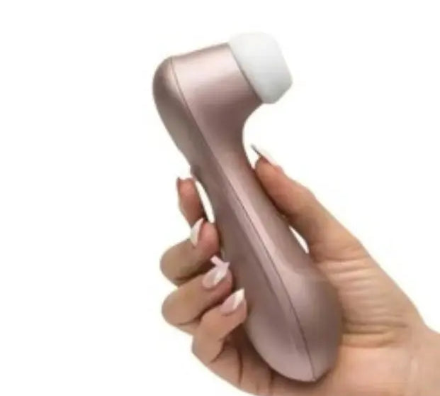 Mano sosteniendo el succionador de clítoris Satisfyer Pro 2 en color oro rosa, destacando su diseño ergonómico y cabezal de silicona.