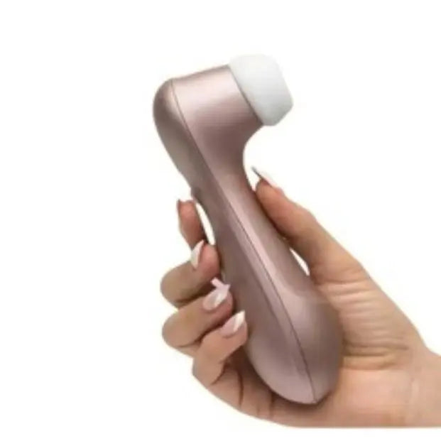 Mano sosteniendo el succionador de clítoris Satisfyer Pro 2 en color oro rosa, destacando su diseño ergonómico y cabezal de silicona.